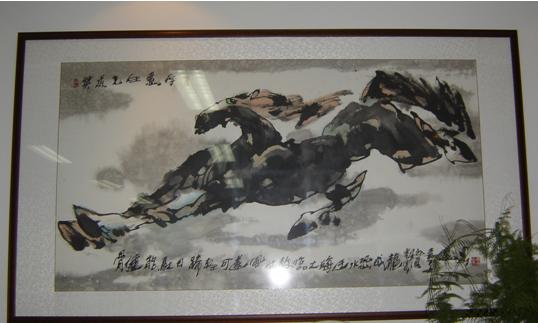 墙上挂着画家赵贵德的马作品之一去